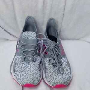 New Balance Kids Fresh Foam Roav V1 Bungee Running 
Gray and Pink Sneakers Sz 13